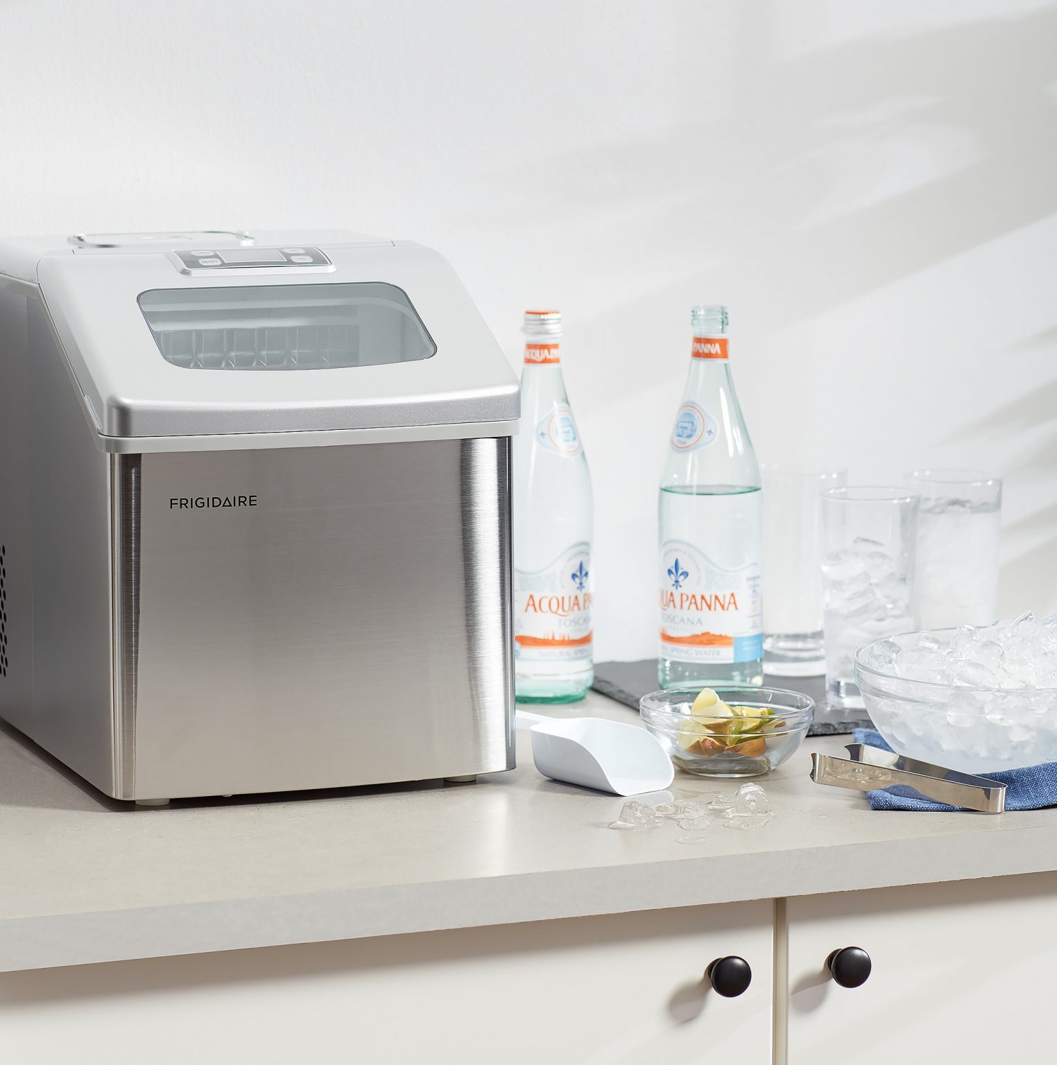 Top 5 Best Ice Maker For Cocktails (Reviewed 2023) » 𝓑 𝓡𝓲𝓬𝓱 𝓑𝓵𝓸𝓰